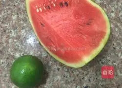 Illustration of how to make watermelon and lime drink 1