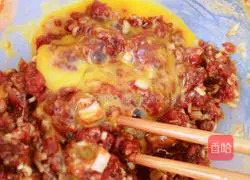 Illustration of how to make dumplings stuffed with chrysanthemum stems, mushrooms and pork 4