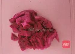 Illustration of how to make dragon fruit and tomato whitening juice 5