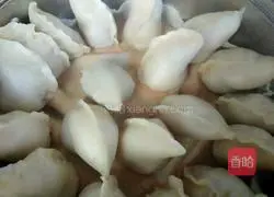 Illustration of how to make hot noodle dumplings 18