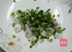 Illustration of how to make whitebait scrambled eggs 4