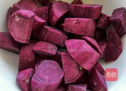 Illustration of how to make purple sweet potato two-color steamed buns 1