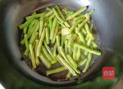 Illustration of how to make braised noodles with olive oil and beans 8
