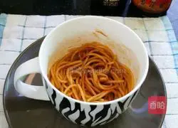 Illustration of how to cook pasta in the microwave in ten minutes