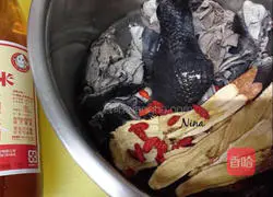 Illustration of how to make ginseng and black chicken soup 5