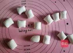 Illustration of how to make rose shrimp dumplings 9