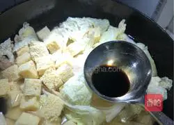 Illustration of how to make Chinese cabbage stewed with frozen tofu 5