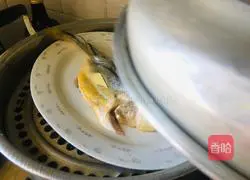 Illustration of how to make steamed large yellow croaker with light soy sauce 3