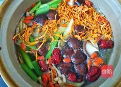 Nutritious and delicious mushroom pork ribs soup recipe illustration 5