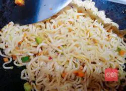 Illustration of how to make fried instant noodles 6