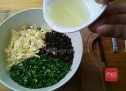 Illustration of the lazy version of leek and egg buns 3