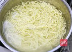 Illustration of how to make noodles with scallion oil 9