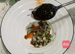 Illustration of how to make noodles with juice by hand 5