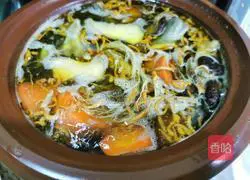 Illustration of how to make ginseng, cordyceps, snails, carrots, and black-bone chicken soup 10