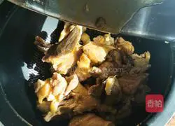 Illustration of how to make chicken soup with red dates and lotus seeds 2