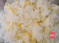 Illustration of how to make snow fungus stewed with rock sugar 4