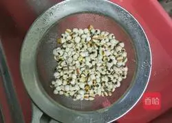 Illustration of how to make longan, red dates and barley soup 4