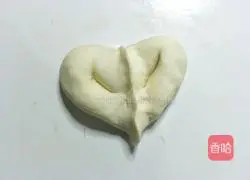 Illustration of how to make heart-shaped white steamed buns 14