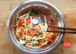 Recipe for shredded green garlic, carrot and cabbage 4