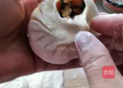 Illustration of how to make steamed buns with vegetarian stuffing 8