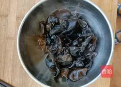 Illustration of how to make scrambled eggs with fungus 3