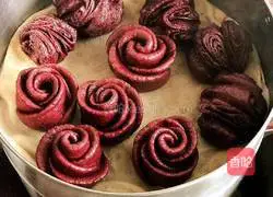 Illustration of how to make mulberry pomace and rose flower steamed buns 4