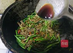 Illustration of how to fry fried pork with garlic moss 8