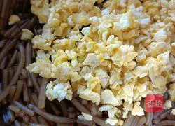 Illustration of how to make steamed buns stuffed with cabbage, egg vermicelli and vegetarian stuffing 14