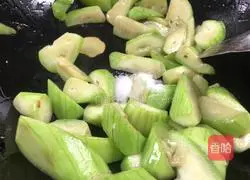 Illustration of how to make shrimp and loofah vermicelli soup 7