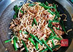 Illustration of how to make steamed beans and braised noodles 9