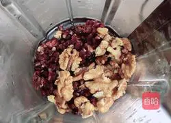 Illustration of how to make black corn and walnut milk drink 4