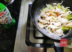 Illustration of how to make lettuce, oyster mushroom and egg soup 3