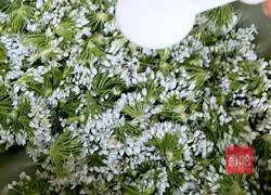 Illustration of home-made pickled chive flowers 4