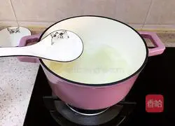 Illustration of how to make wolfberry and white fungus soup 4