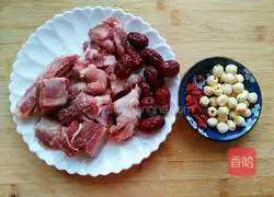 Illustration of how to make red dates and lotus seeds pork ribs soup 1
