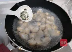Illustration of how to make fresh meat and shrimp wontons 3