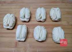 Illustration of how to make milk-flavored flower rolls 11
