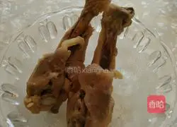 Illustration of how to make shredded chicken noodles 3