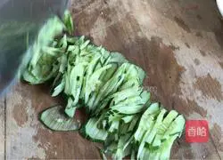 Illustration of how to make spicy cold skin 8