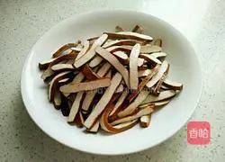 Illustration of how to stir-fry celery and dried celery 4