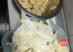 Illustration of how to make Chinese cabbage stewed with frozen tofu 1