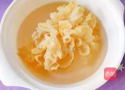 Illustration of how to make kiwi fruit barley and white fungus soup 2