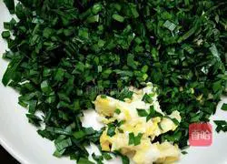 Illustration of how to make fried dumplings with eggs and chives 1