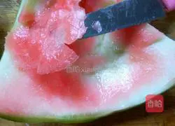 Illustration of how to make scrambled eggs with watermelon rind 3
