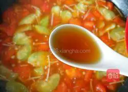 Illustration of how to make tomato sauce, luffa and mushroom soup 14