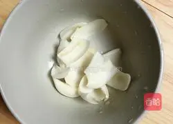 Illustration of how to make ginkgo lily and pear juice 2