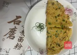 Illustration of how to make carrot and green onion egg pancake 9