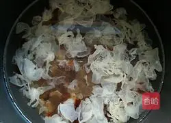 Illustration of how to stew white fungus with peach gum 3