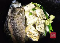 My appetite will be whetted as soon as it's served ~ Illustration of how to make crucian carp and beef in sour soup 2