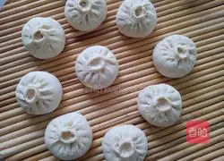 Illustration of how to make seasonal vegetable and fresh meat buns 13